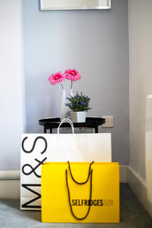 Fotografie z fotogalerie ubytování Luxury 2BR Bond St Apt - Sleeps 6 - Free WiFi v Londýně