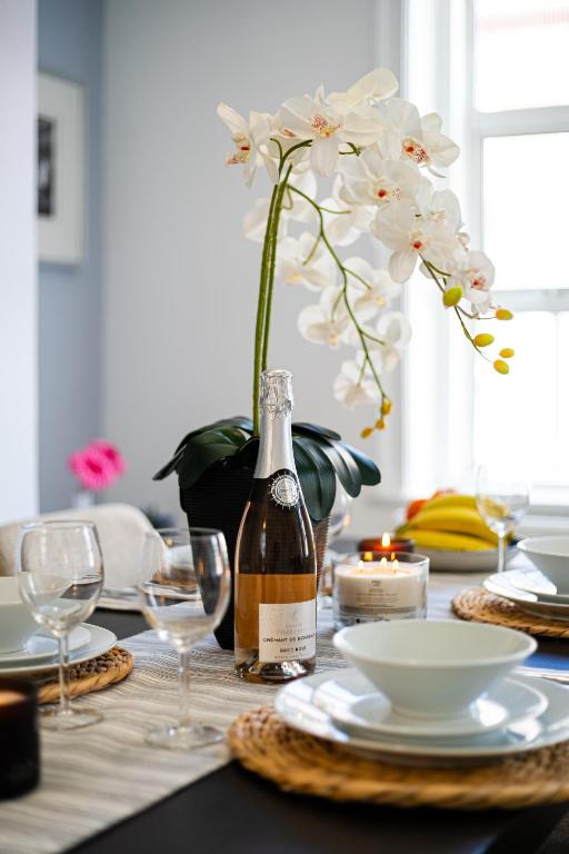 Fotografie z fotogalerie ubytování Luxury 2BR Bond St Apt - Sleeps 6 - Free WiFi v Londýně