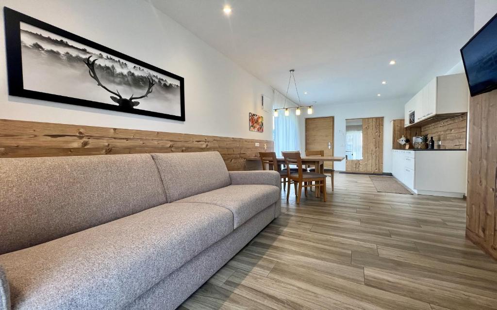 ein Wohnzimmer mit einem Sofa und einem Esszimmer in der Unterkunft Apartment Obermair in Bruneck