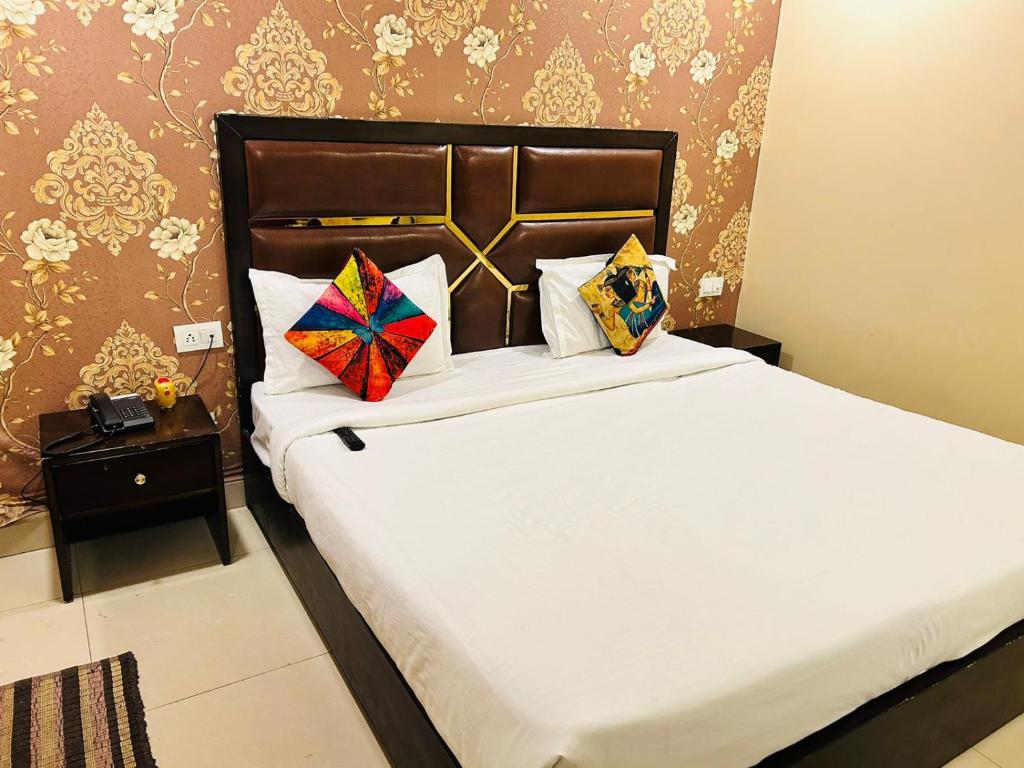 Giường trong phòng chung tại Hotel Golden Apple