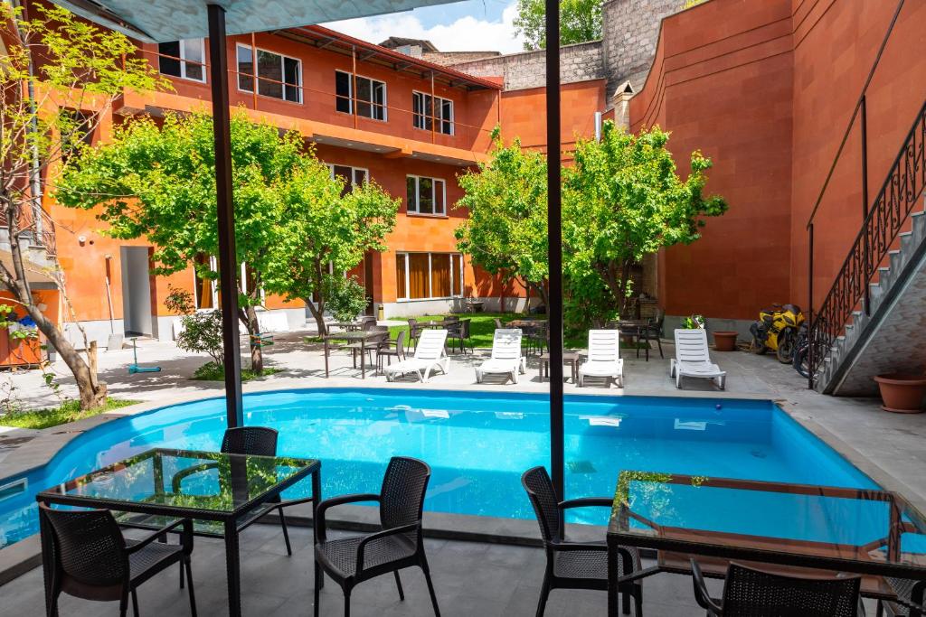 Bazén v ubytování Red Hotel Yerevan Center nebo v jeho okolí