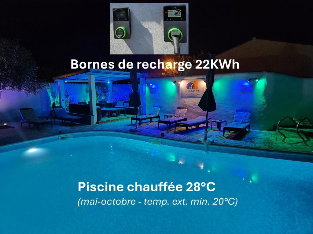 une photo d'une piscine la nuit dans l'établissement La Casa del Arti - Chambres d'hôtes, à Sigean