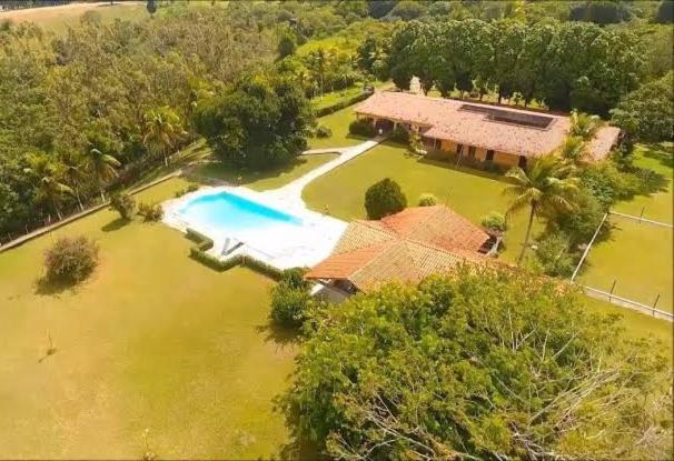 une vue aérienne d'une maison avec piscine dans l'établissement Casa de Campo em Recife, à Jaboatão dos Guararapes