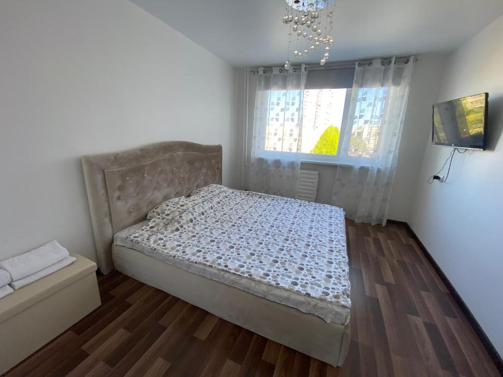 - une chambre avec un lit et une fenêtre dans l'établissement VIRBI, à Tallinn