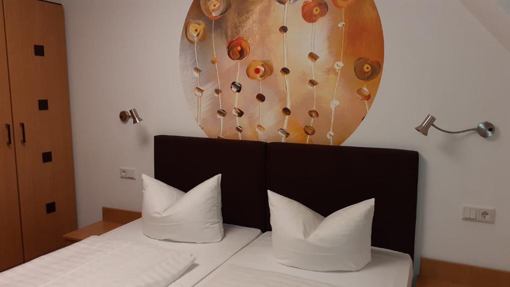 Postel nebo postele na pokoji v ubytování Hotel am Schloss