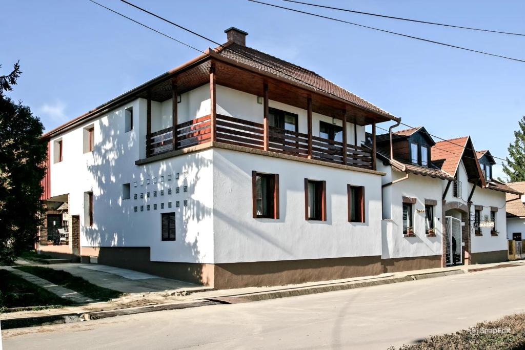 un edificio blanco con techo de madera en Credo Panzió, en Villány