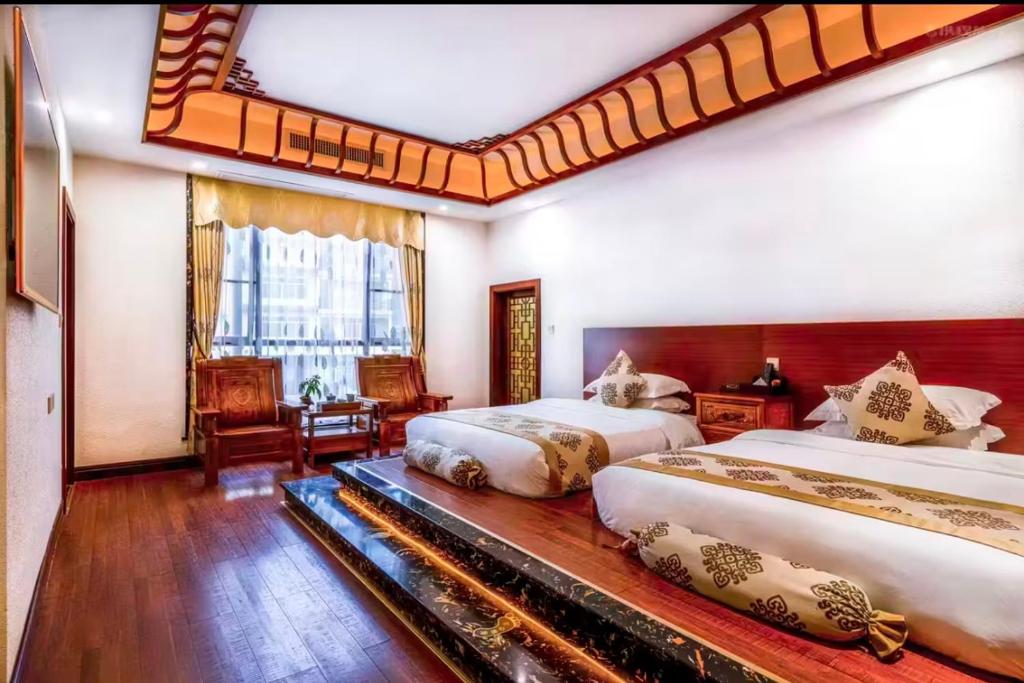 A bed or beds in a room at 阳朔梧桐嘉轩寻龙庭酒店 - 遇龙河夏棠码头店