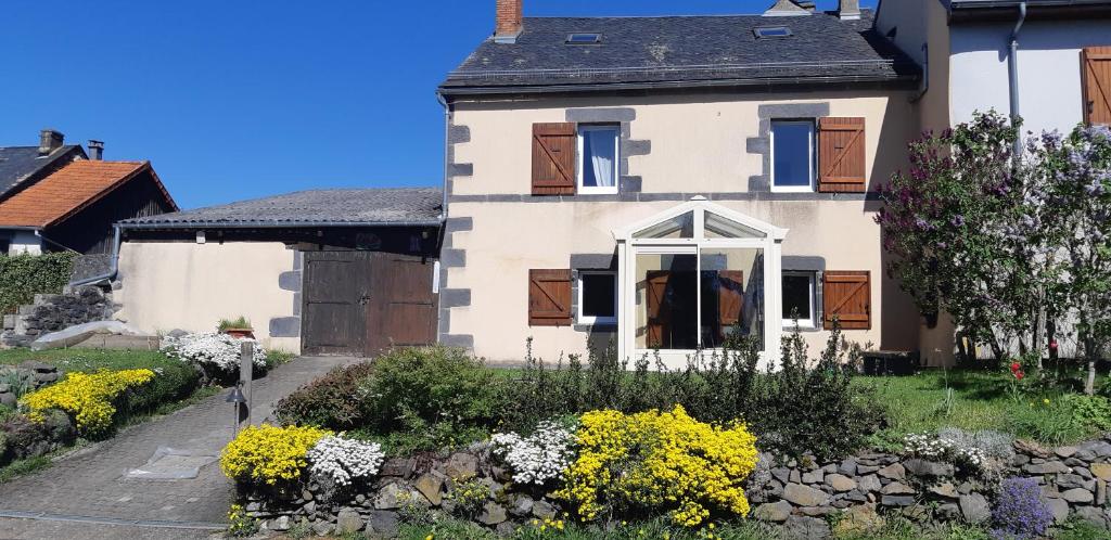une maison avec un jardin devant dans l'établissement Au coeur des volcans, à Ceyssat