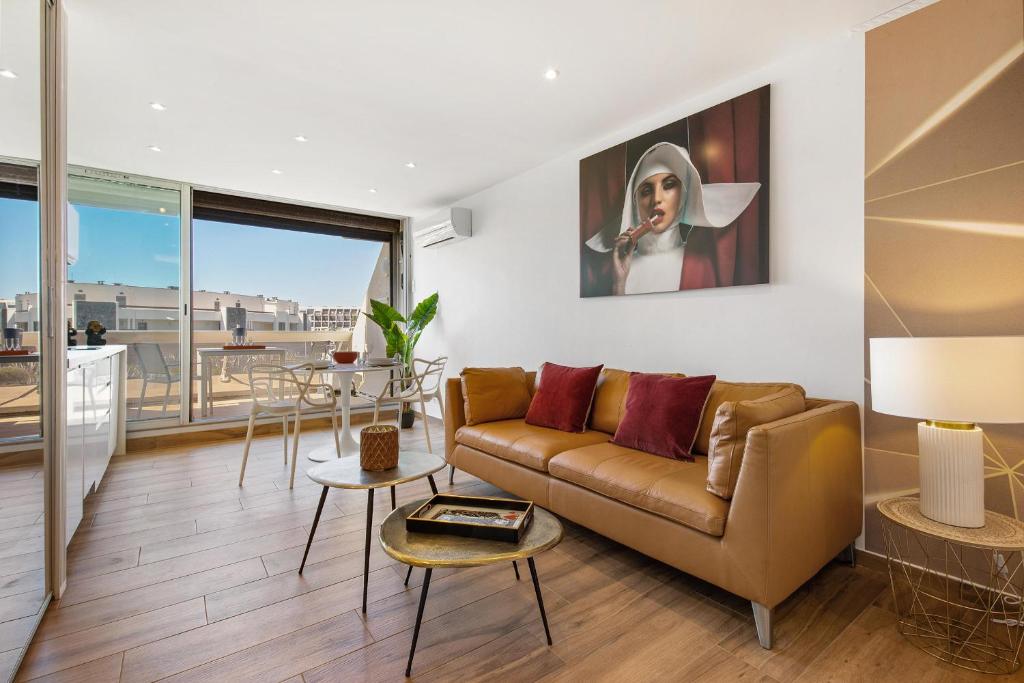 un salon avec un canapé et une table dans l'établissement Village Naturiste R4N - Le White&Sea Héliopolis, au Cap d'Agde