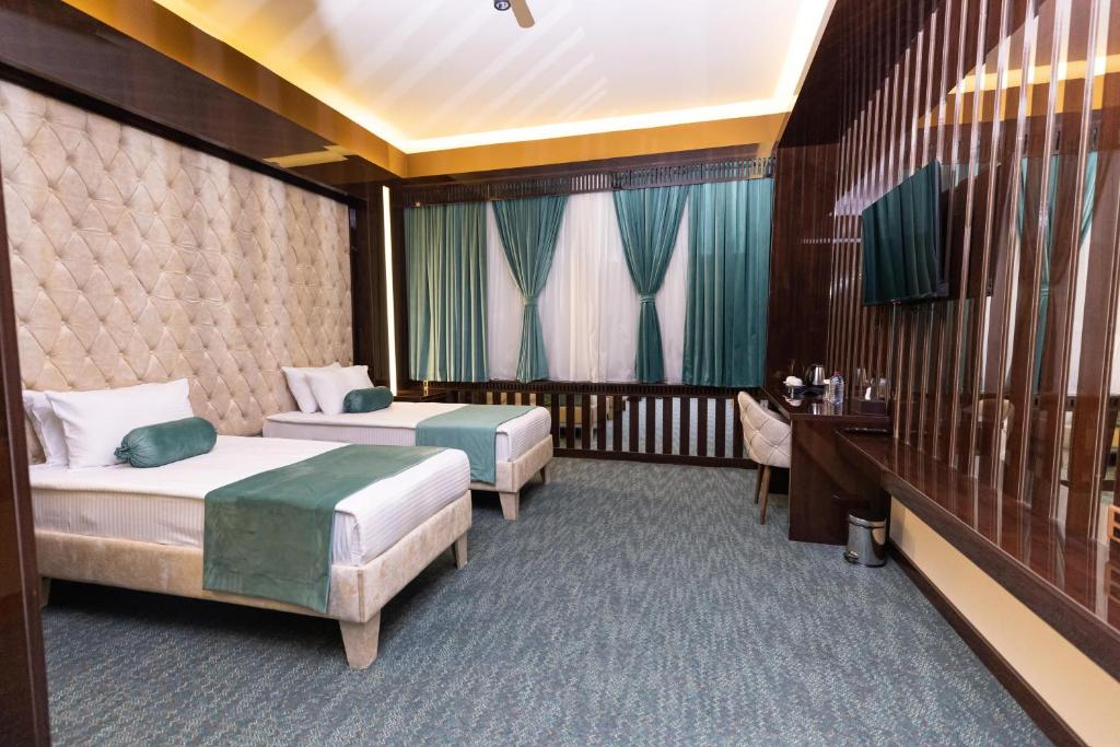 Postel nebo postele na pokoji v ubytování Dashli Gala Hotel Ganja