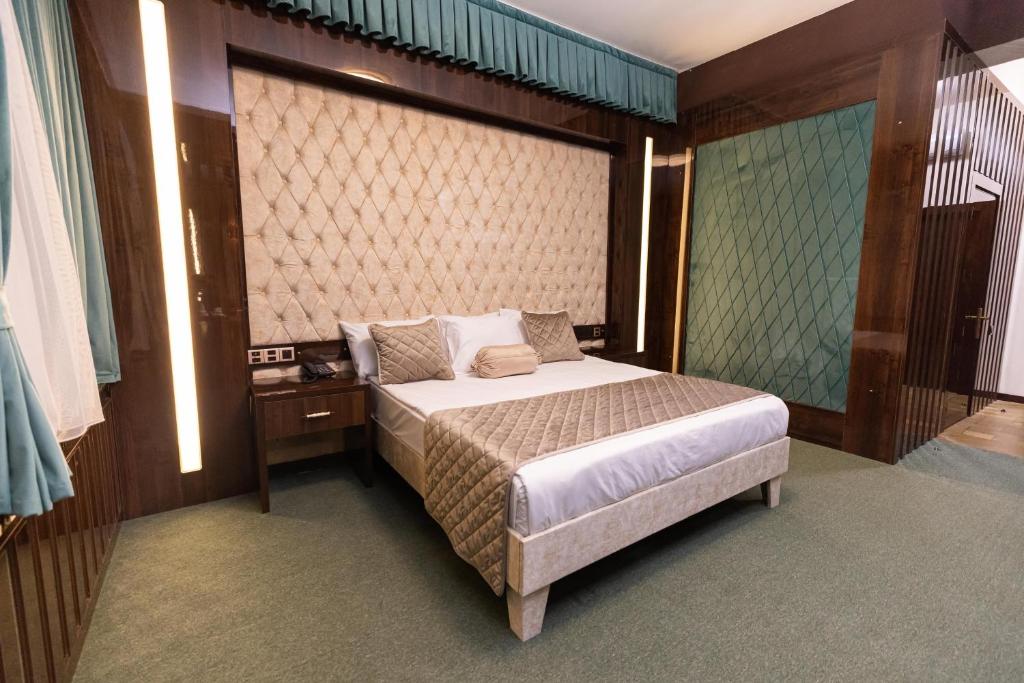 Postel nebo postele na pokoji v ubytování Dashli Gala Hotel Ganja