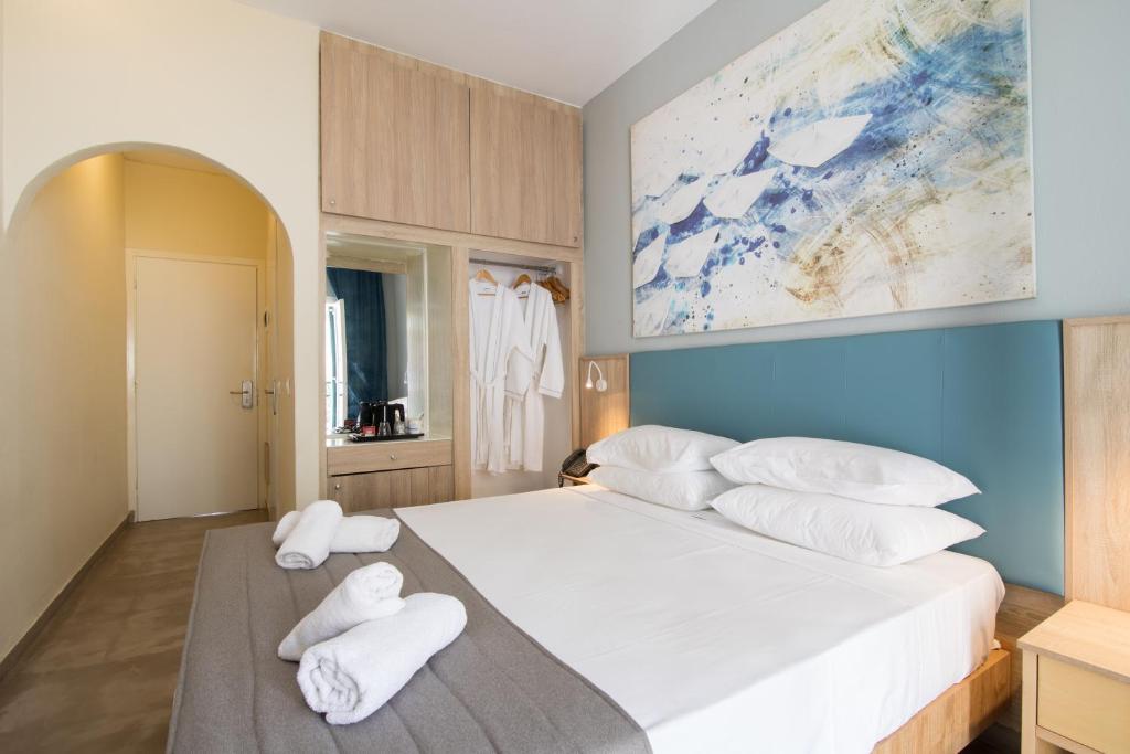 Postel nebo postele na pokoji v ubytování OPERA BLUE Hotel Gouvia Corfu