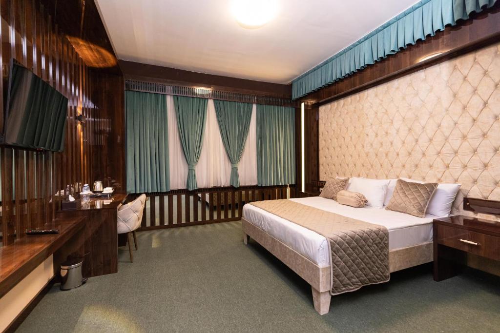 Postel nebo postele na pokoji v ubytování Dashli Gala Hotel Ganja