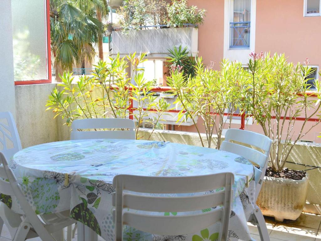 une table bleue et des chaises sur une terrasse agrémentée de plantes dans l'établissement Spacieux T2 avec grande terrasse à Saint-Raphaël, proche mer et gare, garage inclus - FR-1-226A-102, à Saint-Raphaël