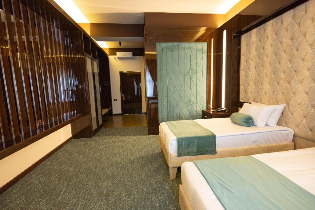 Postel nebo postele na pokoji v ubytování Dashli Gala Hotel Ganja
