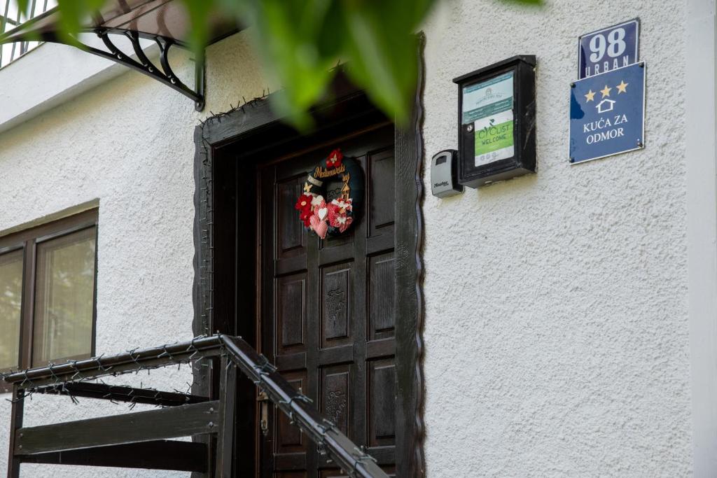 Una puerta a un edificio con una corona. en Holiday Home Međimurski Raj en Štrigova