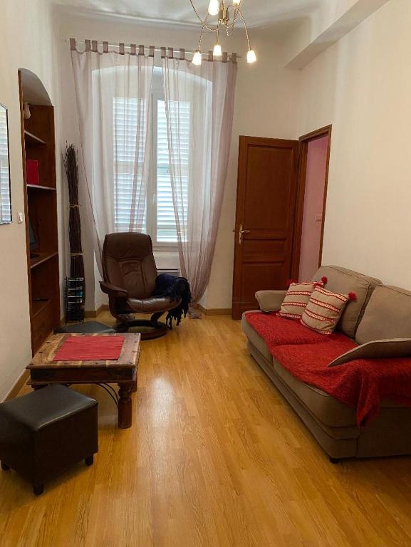 un salon avec un canapé et une chaise dans l'établissement nid au 5eme avec ascensseur, à Bastia