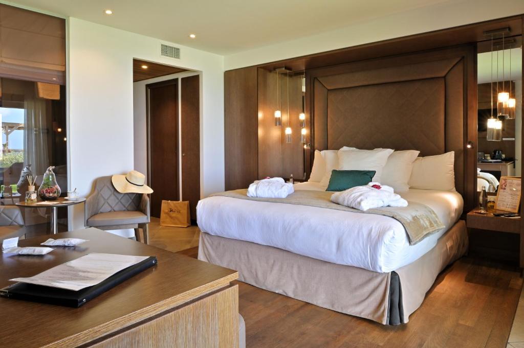 Postel nebo postele na pokoji v ubytování Hôtel Le Week end
