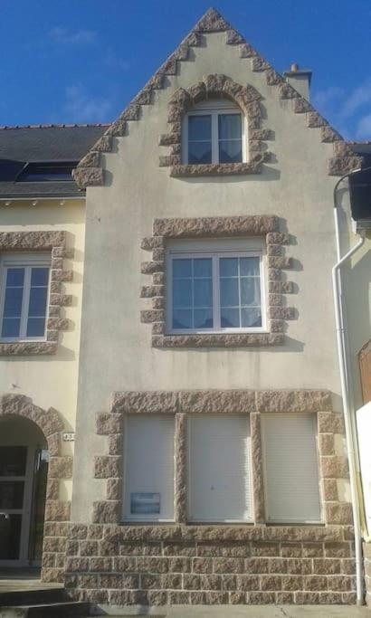 d'un bâtiment avec quatre fenêtres sur son côté dans l'établissement appartement T2 près de la plage, à Penmarcʼh