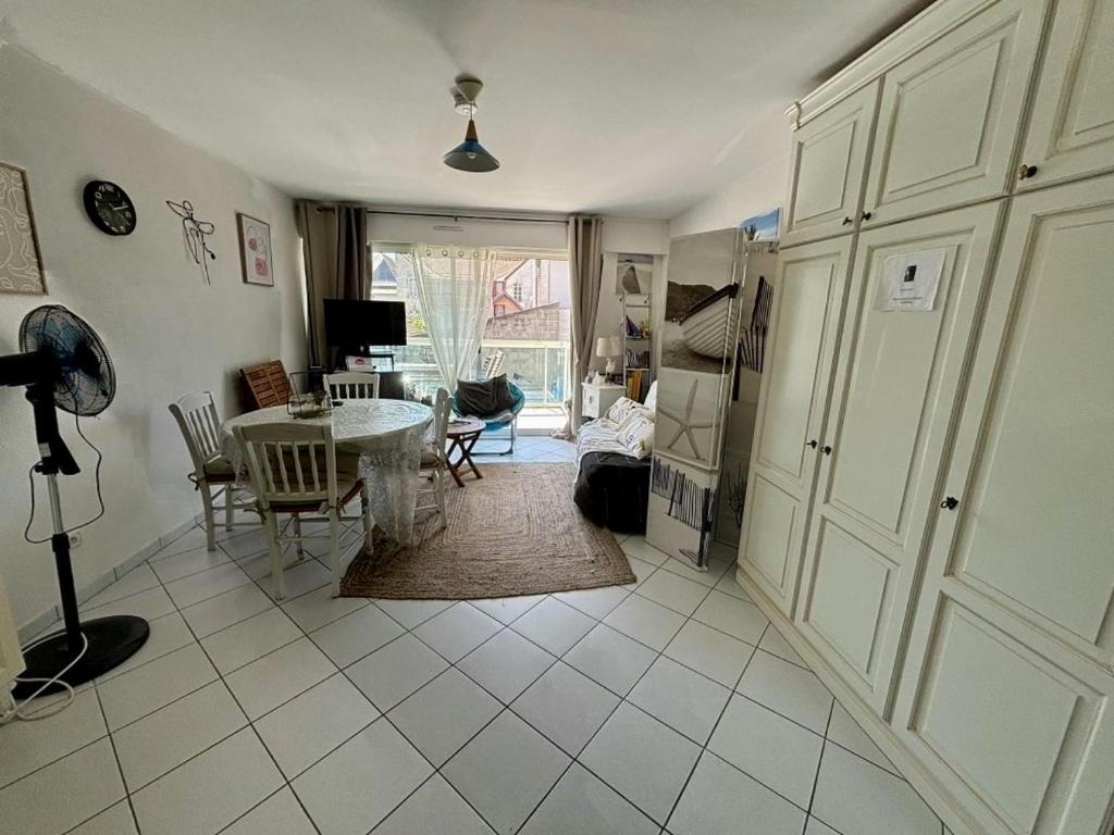 un salon avec une table et une cuisine dans l'établissement GRAND STUDIO LUMINEUX, à Le Touquet-Paris-Plage