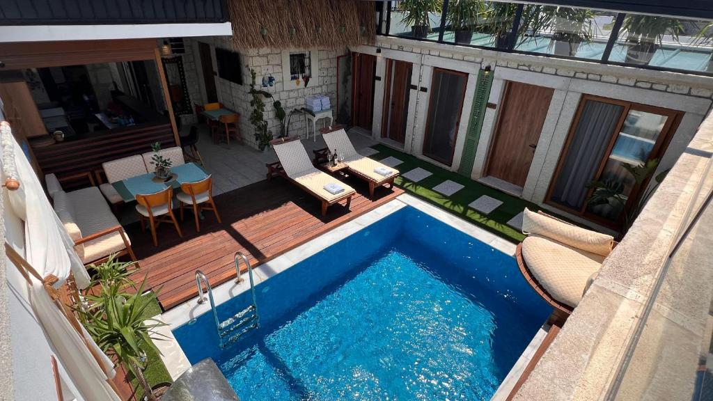 an overhead view of a swimming pool with a deck at Elin Otel Alaçatı in Cesme