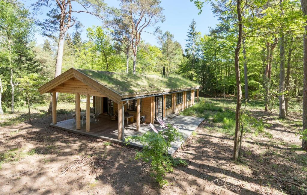 una casa nel bosco con un tetto verde di Gorgeous Home In Frederiksvrk With Wifi a Frederiksværk