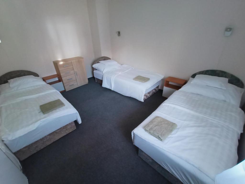 a room with three beds in a room at AMRI Apartman in Balatonföldvár