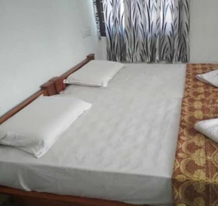 Ein Bett oder Betten in einem Zimmer der Unterkunft SPOT ON 81275 Mannath Homes