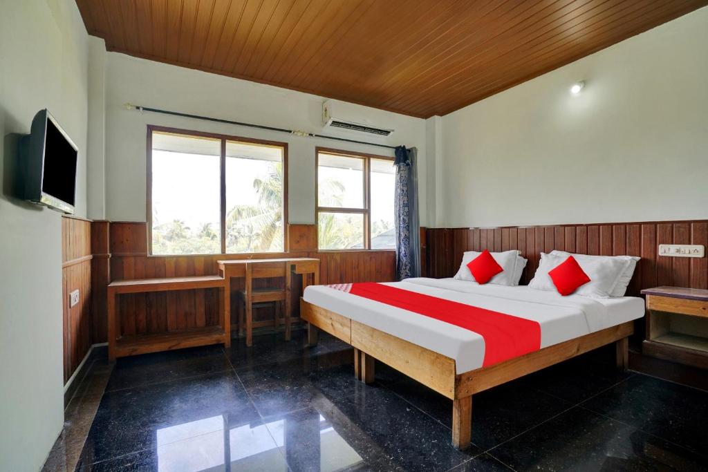 a bedroom with a bed and a tv in a room at OYO Flagship 81283 Plaza Residency in Cochin
