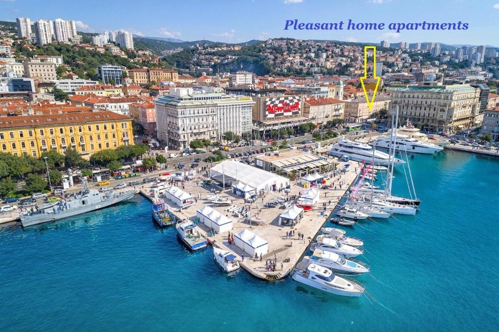 una vista aérea de un puerto con barcos en el agua en Pleasant home apartments, en Rijeka