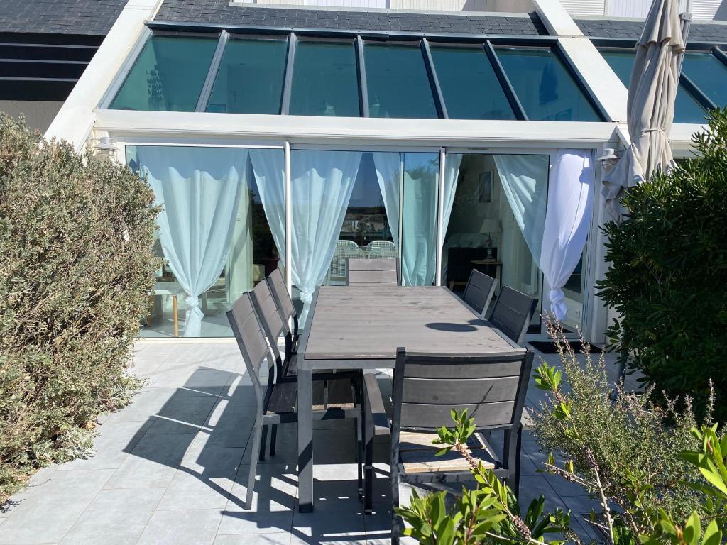 une salle à manger avec une table et des chaises dans l'établissement Appartement les pieds dans l eau, à La Turballe
