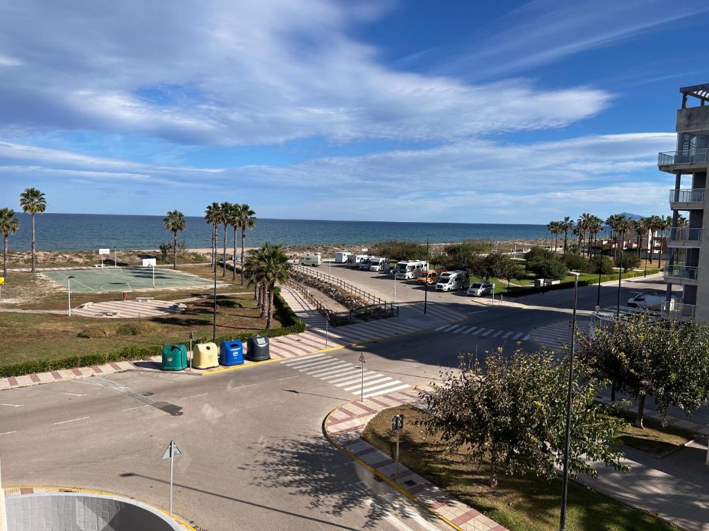 un estacionamiento vacío con el océano en el fondo en Apartamento Playa de Daimuz, en Daimuz