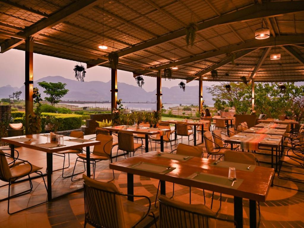 Restaurace v ubytování Saj By The Lake, Malshej Ghat