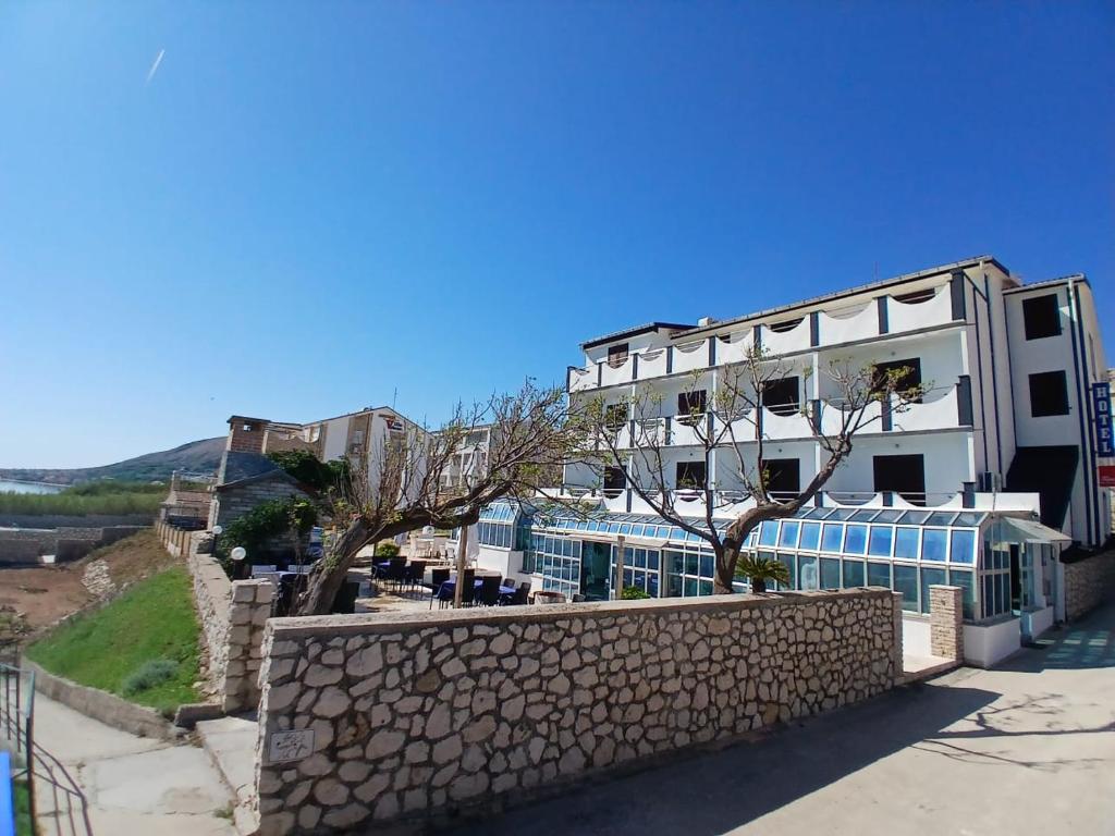 Bazén v ubytování Hotel Biser nebo v jeho okolí