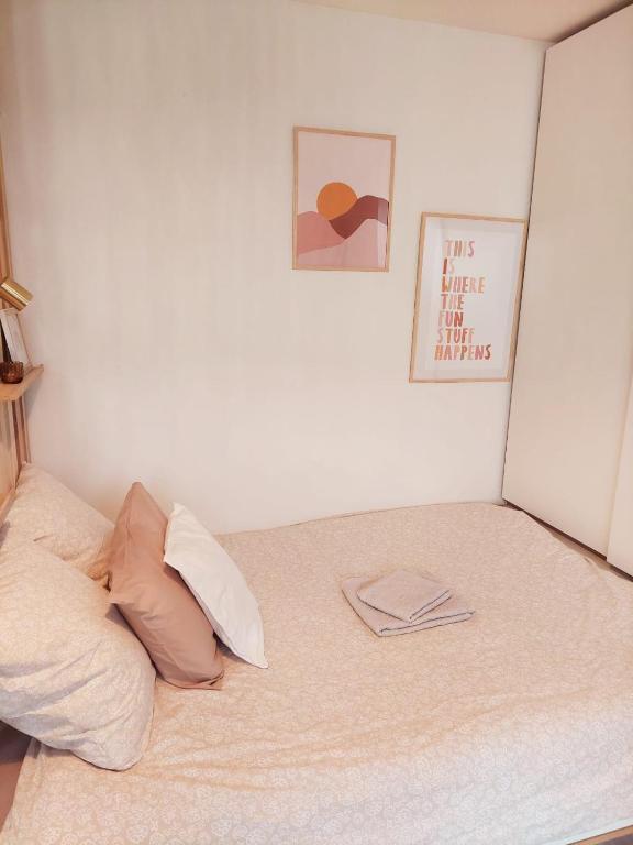 - une chambre dotée d'un lit avec un oreiller et une photo dans l'établissement Perfect Studio down the Sacré Coeur, à Paris