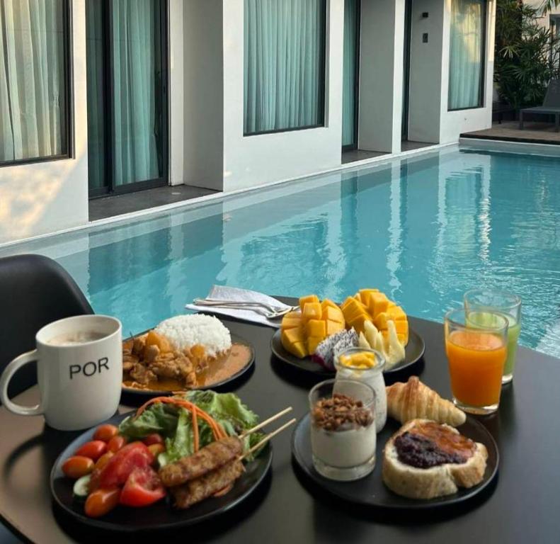 A substantial breakfast spread served beside the hotel pool.