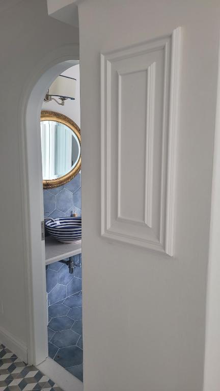 porta bianca in una stanza con specchio di Casa Lucia Relaxing rooms ad Anacapri