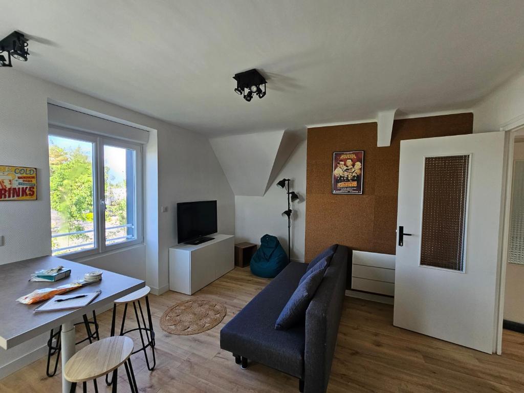 TV a/nebo společenská místnost v ubytování Le Faouët Appartement