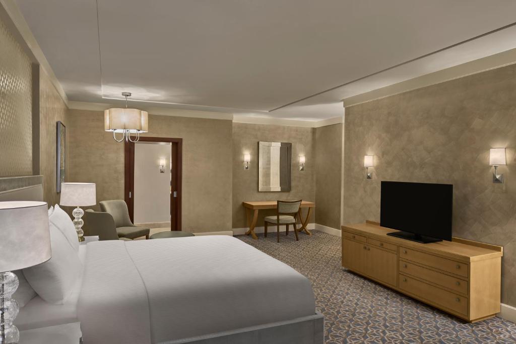 TV a/nebo společenská místnost v ubytování Hilton Hotel & Convention Jabal Omar Makkah