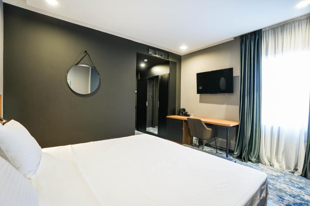 TV a/nebo společenská místnost v ubytování Hotel Splendid Tbilisi