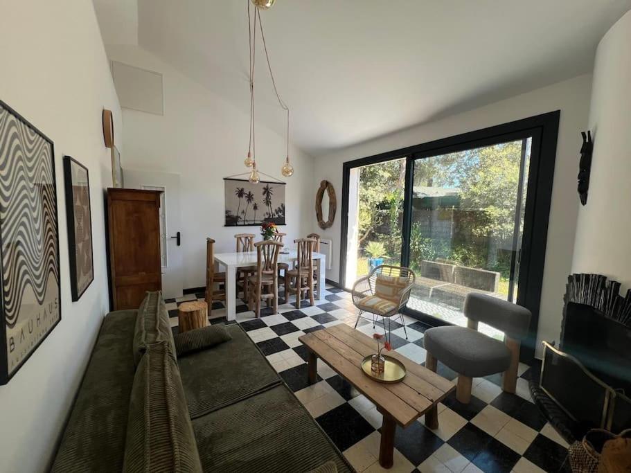 un salon avec un canapé et une table dans l'établissement Maison à deux pas des Dunes et de la plage-15mn du Vendée Globe, à Bretignolles-sur-Mer