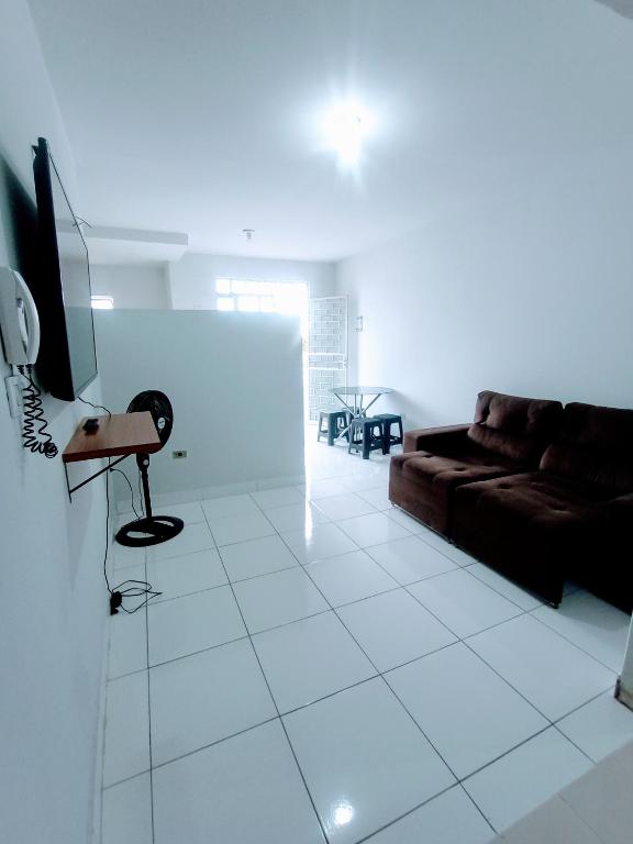 uma sala de estar com um sofá e uma mesa em Apartamento Mobiliado no Centro Comercial em Imperatriz