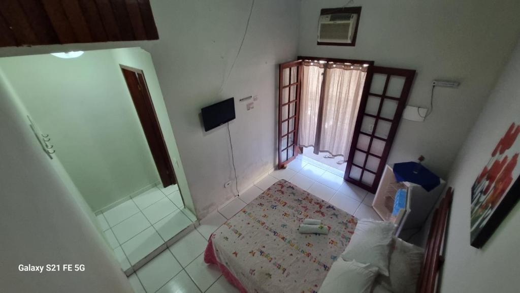 Uma TV ou centro de entretenimento em Pousada Brilho De Paraty