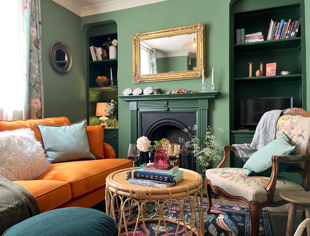 ein Wohnzimmer mit Couch und Kamin in der Unterkunft Cute Georgian Cottage, central, newly renovated in Bath