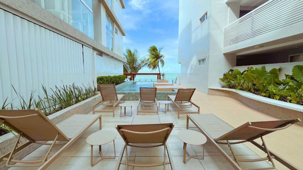 En balkon eller terrasse på Branco Haus Seaview By Living