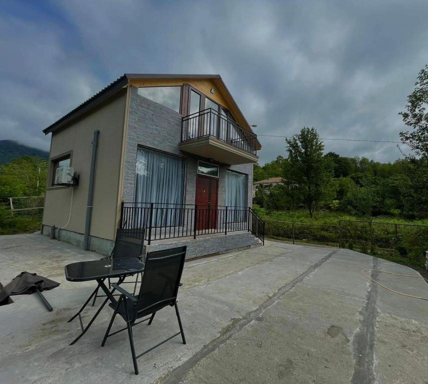 una casa con una mesa y una silla delante de ella en Feels like home, en Batumi