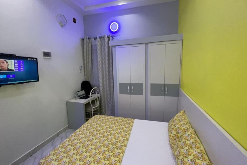 Tempat tidur dalam kamar di La Perle du Sahel avec clé personnel du portail