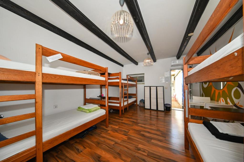 Posteľ alebo postele v izbe v ubytovaní The Lazy Monkey Hostel & Apartments