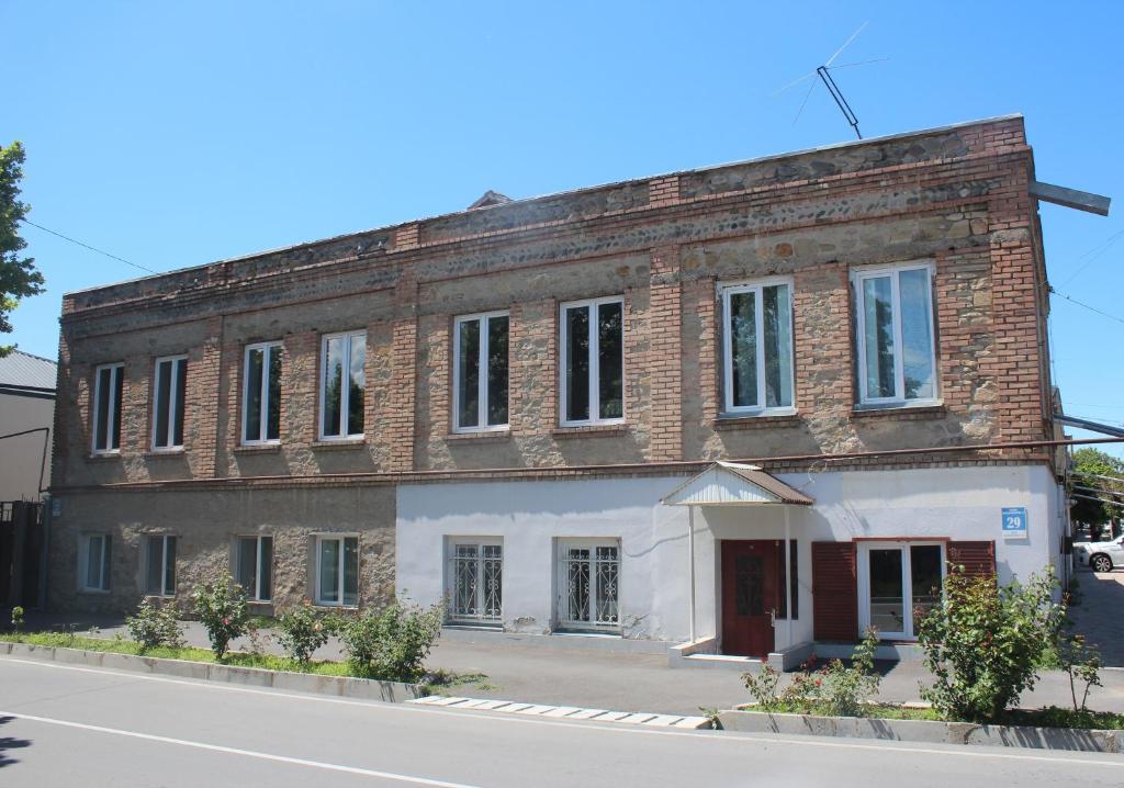 un viejo edificio de ladrillo al lado de una calle en Guesthouse Levani, en Gori