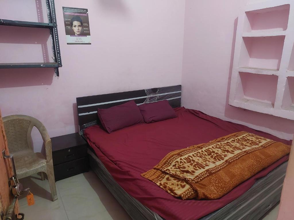 A bed or beds in a room at Annu Bhai sewa sadan